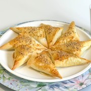 syrnye-treugolniki-iz-testa-filo