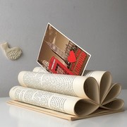 derzhatel-dlia-fotografii-iz-staroi-knigi