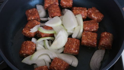 pitctca-rolly-s-zharennymi-kolbaskami-syrom-i-olivkami-0/