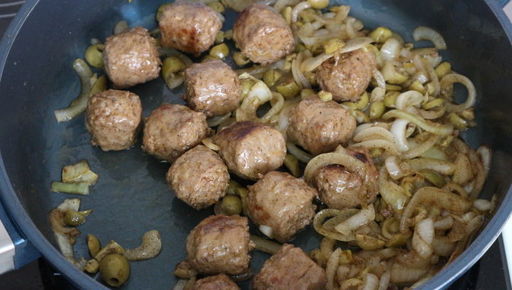 pitctca-rolly-s-zharennymi-kolbaskami-syrom-i-olivkami-0/
