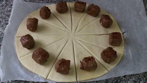 pitctca-rolly-s-zharennymi-kolbaskami-syrom-i-olivkami-0/