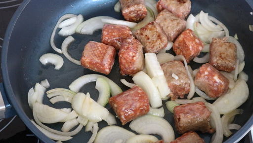 pitctca-rolly-s-zharennymi-kolbaskami-syrom-i-olivkami-0/