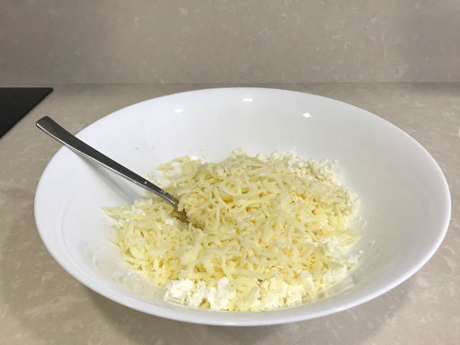 syrnye-treugolniki-iz-testa-filo-0/
